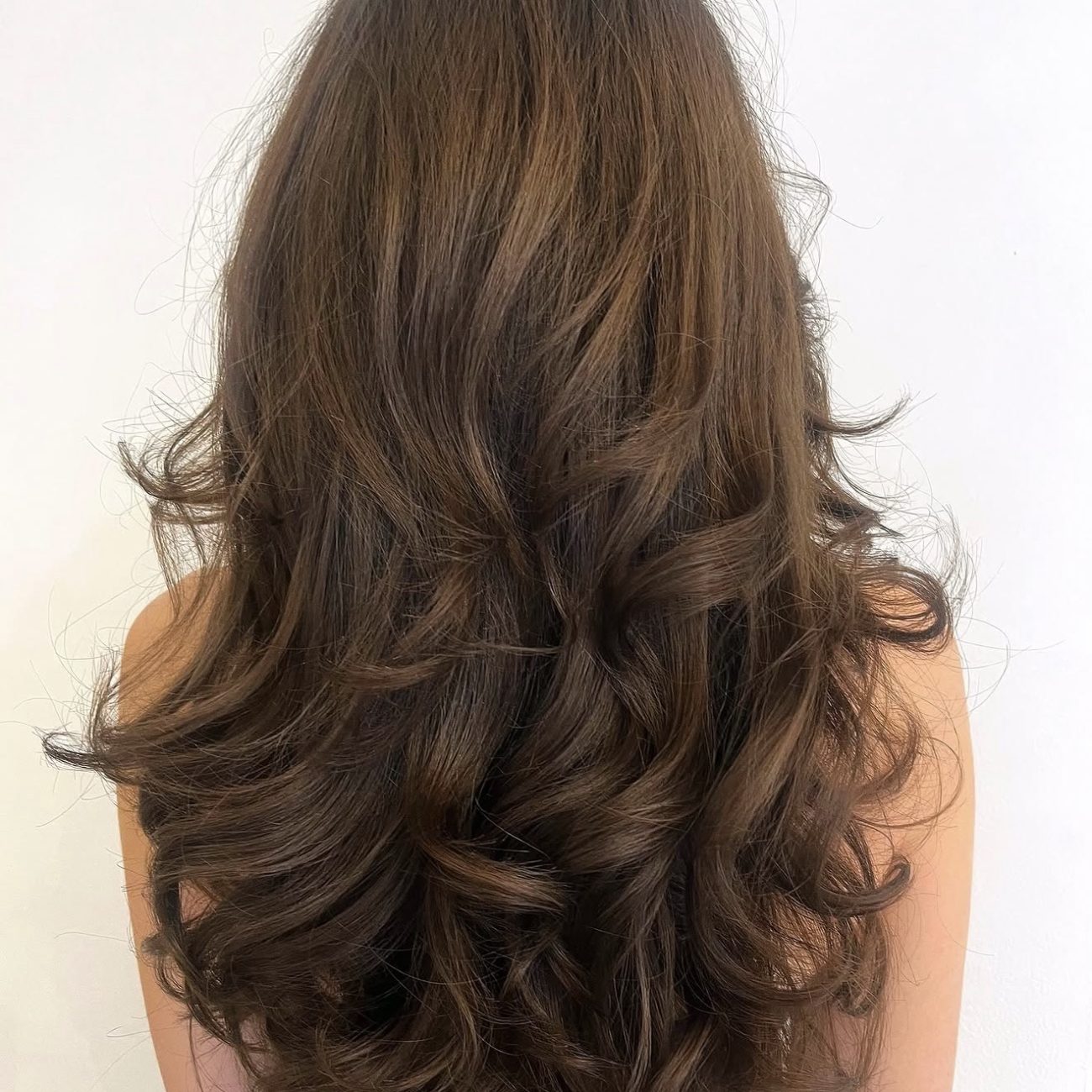 Balayage discret sur cheveux bruns à Genève